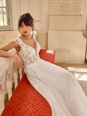 Romantisches Brautkleid im A-Linien-Stil mit floraler 3D-Spitze, sanft schimmerndem Glitzertüll und V-Ausschnitt, exklusiv erhältlich in Cuxhaven.