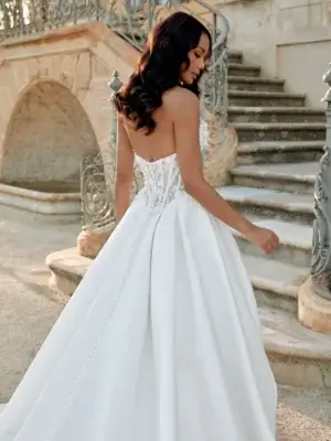 Glamouröses Prinzessinnen-Brautkleid im Ballkleid-Stil mit trägerlosem Spitzen-Corsagen-Mieder und weit fallendem Mikado-Satinrock, exklusiv erhältlich in Cuxhaven.