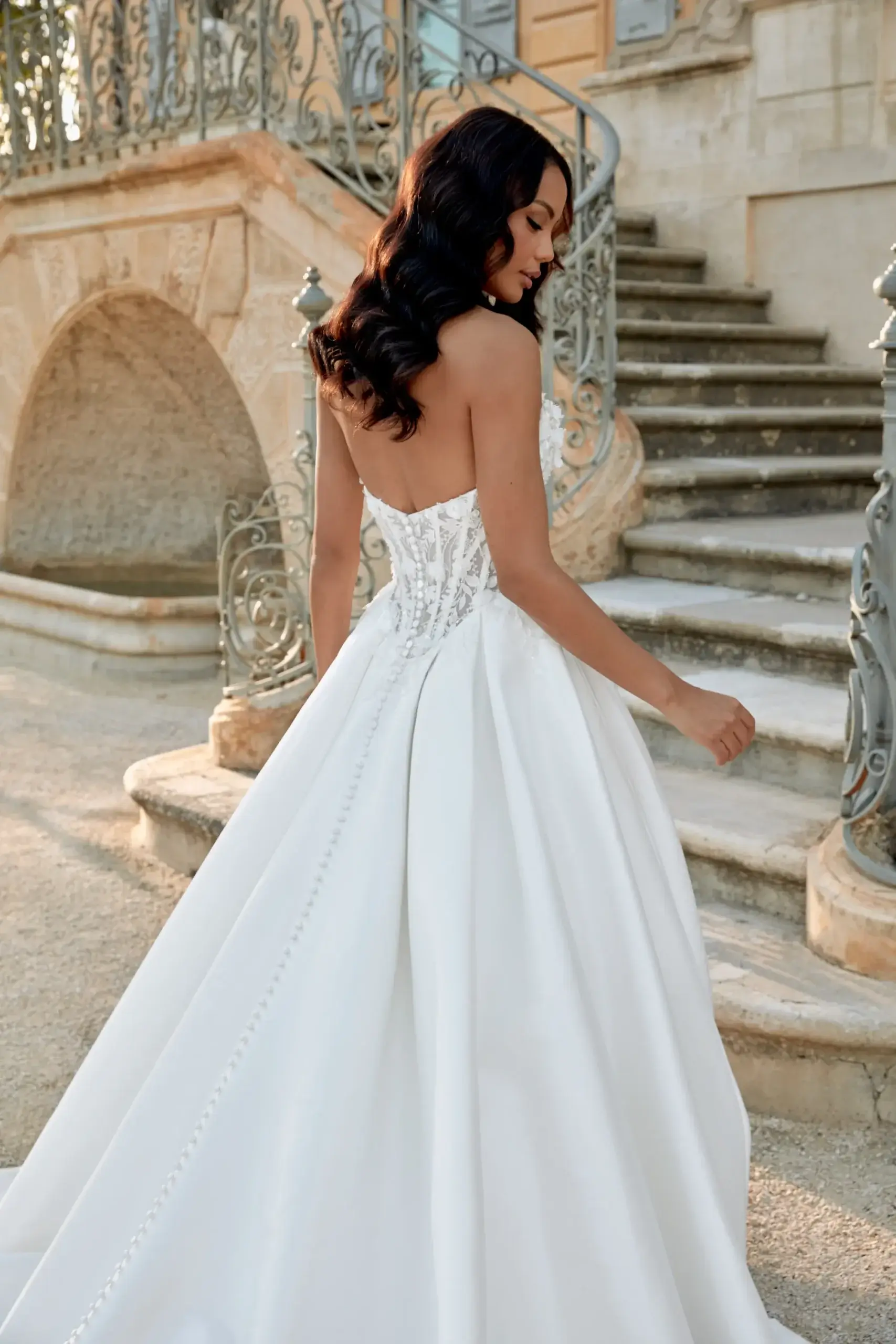 Glamouröses Prinzessinnen-Brautkleid im Ballkleid-Stil mit trägerlosem Spitzen-Corsagen-Mieder und weit fallendem Mikado-Satinrock, exklusiv erhältlich in Cuxhaven.