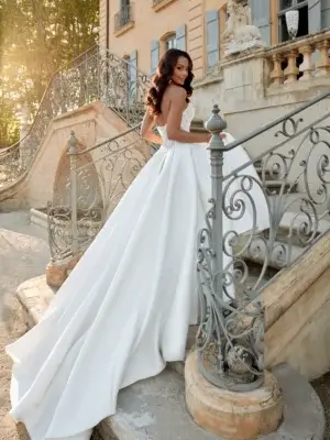 Glamouröses Prinzessinnen-Brautkleid im Ballkleid-Stil mit trägerlosem Spitzen-Corsagen-Mieder und weit fallendem Mikado-Satinrock, exklusiv erhältlich in Cuxhaven.