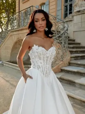Glamouröses Prinzessinnen-Brautkleid im Ballkleid-Stil mit trägerlosem Spitzen-Corsagen-Mieder und weit fallendem Mikado-Satinrock, exklusiv erhältlich in Cuxhaven.