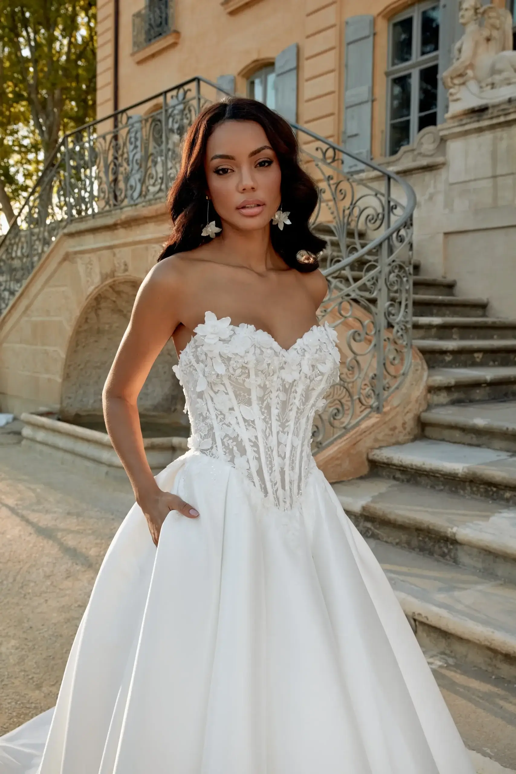 Glamouröses Prinzessinnen-Brautkleid im Ballkleid-Stil mit trägerlosem Spitzen-Corsagen-Mieder und weit fallendem Mikado-Satinrock, exklusiv erhältlich in Cuxhaven.