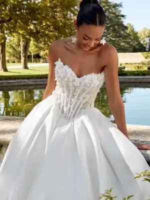 Glamouröses Prinzessinnen-Brautkleid im Ballkleid-Stil mit trägerlosem Spitzen-Corsagen-Mieder und weit fallendem Mikado-Satinrock, exklusiv erhältlich in Cuxhaven.
