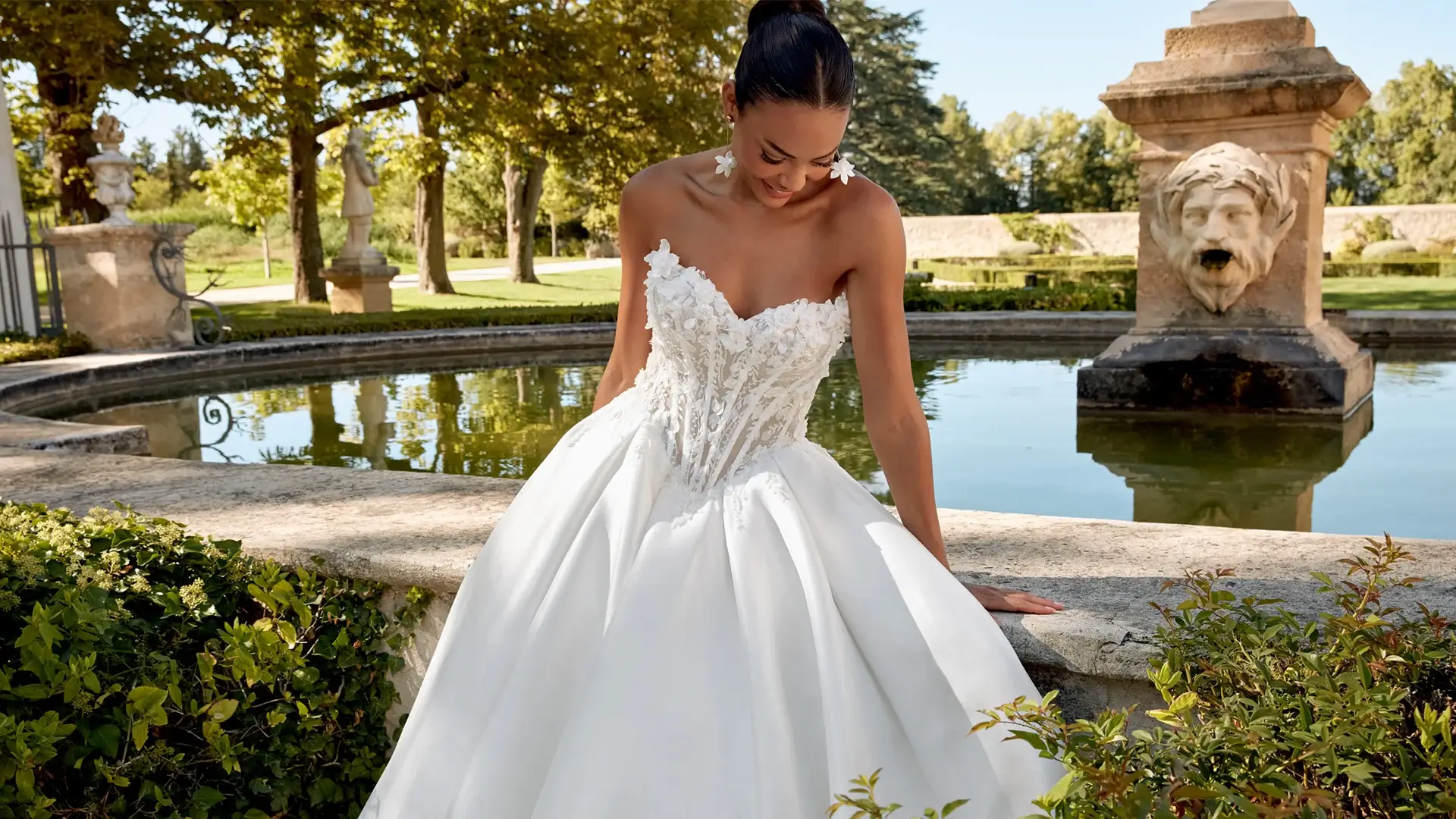 Glamouröses Prinzessinnen-Brautkleid im Ballkleid-Stil mit trägerlosem Spitzen-Corsagen-Mieder und weit fallendem Mikado-Satinrock, exklusiv erhältlich in Cuxhaven.