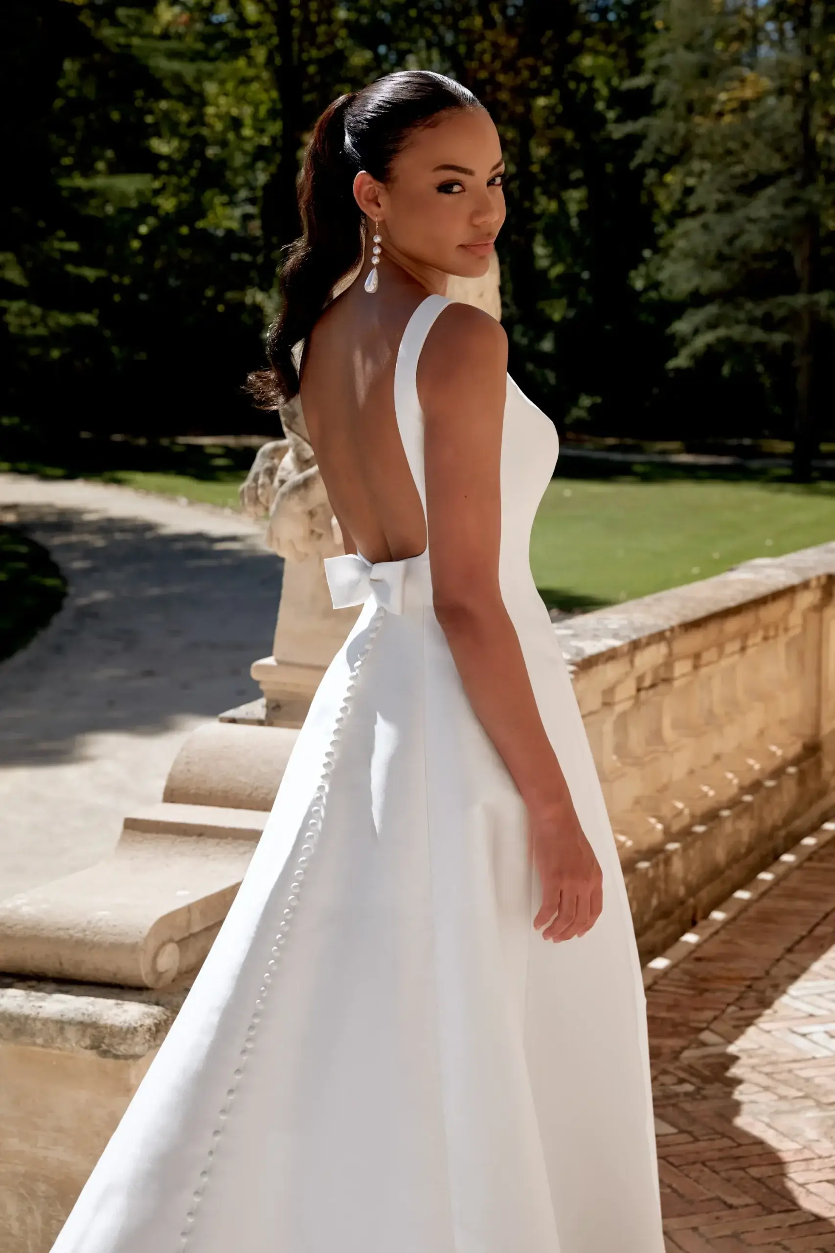 Cleanes Brautkleid im minimalistischen A-Linien-Stil mit hochgeschlossenem U-Boot-Ausschnitt und edler Schleppe, exklusiv erhältlich in Cuxhaven.