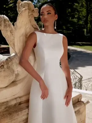 Cleanes Brautkleid im minimalistischen A-Linien-Stil mit hochgeschlossenem U-Boot-Ausschnitt und edler Schleppe, exklusiv erhältlich in Cuxhaven.