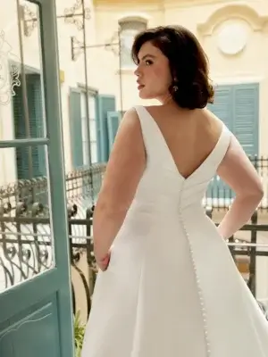 Edles Curvy-Brautkleid im klassischen A-Linien-Stil mit drapiertem V-Mieder und elegantem Mikado-Rock, exklusiv erhältlich in Cuxhaven.