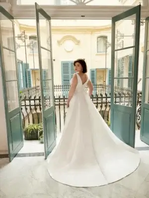 Edles Curvy-Brautkleid im klassischen A-Linien-Stil mit drapiertem V-Mieder und elegantem Mikado-Rock, exklusiv erhältlich in Cuxhaven.