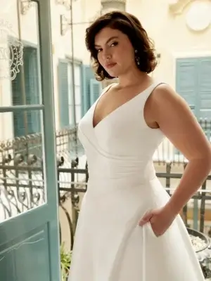 Edles Curvy-Brautkleid im klassischen A-Linien-Stil mit drapiertem V-Mieder und elegantem Mikado-Rock, exklusiv erhältlich in Cuxhaven.