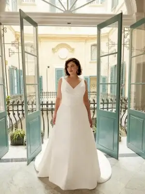 Edles Curvy-Brautkleid im klassischen A-Linien-Stil mit drapiertem V-Mieder und elegantem Mikado-Rock, exklusiv erhältlich in Cuxhaven.