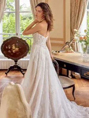 Glamouröses Brautkleid im A-Linien-Stil mit trägerlosem Corsagen-Mieder, luxuriöser Perlen- und Paillettenstickerei sowie Spitze, exklusiv erhältlich in Cuxhaven.