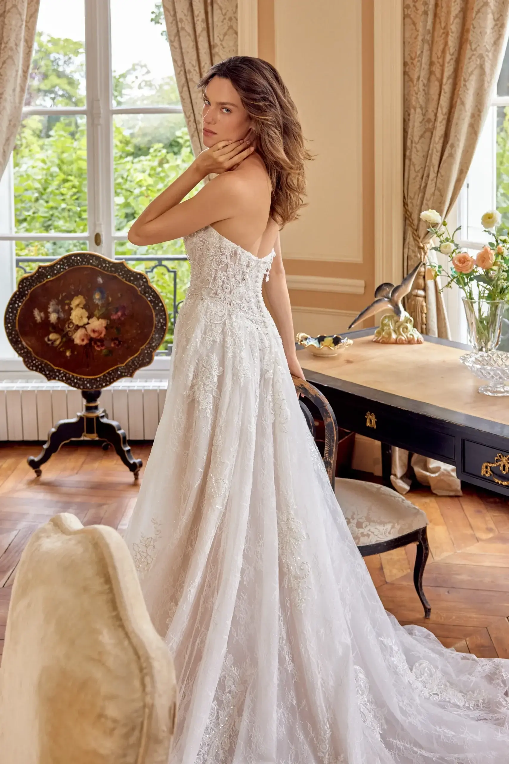 Glamouröses Brautkleid im A-Linien-Stil mit trägerlosem Corsagen-Mieder, luxuriöser Perlen- und Paillettenstickerei sowie Spitze, exklusiv erhältlich in Cuxhaven.