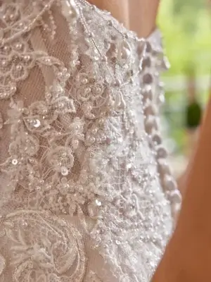 Glamouröses Brautkleid im A-Linien-Stil mit trägerlosem Corsagen-Mieder, luxuriöser Perlen- und Paillettenstickerei sowie Spitze, exklusiv erhältlich in Cuxhaven.