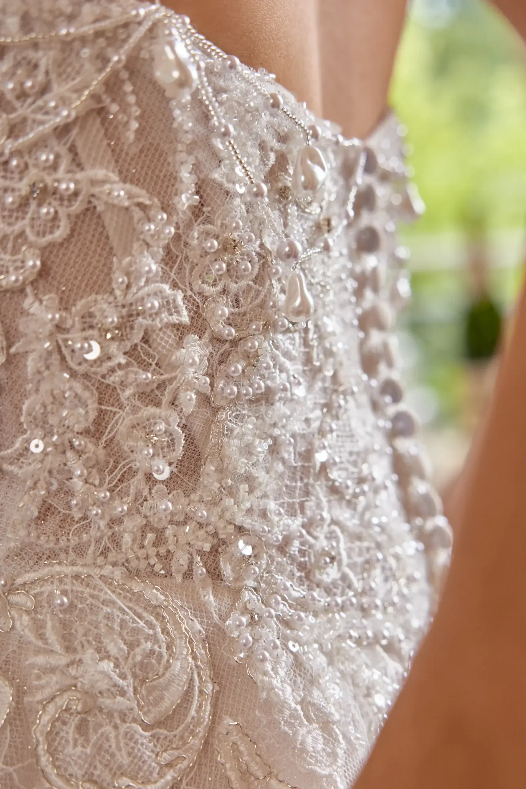 Glamouröses Brautkleid im A-Linien-Stil mit trägerlosem Corsagen-Mieder, luxuriöser Perlen- und Paillettenstickerei sowie Spitze, exklusiv erhältlich in Cuxhaven.