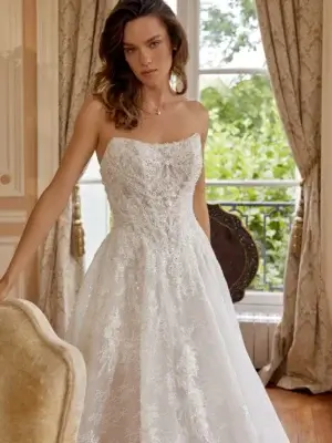 Glamouröses Brautkleid im A-Linien-Stil mit trägerlosem Corsagen-Mieder, luxuriöser Perlen- und Paillettenstickerei sowie Spitze, exklusiv erhältlich in Cuxhaven.