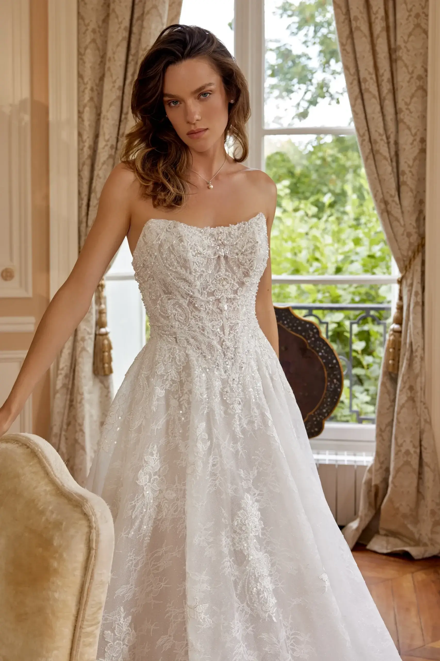 Glamouröses Brautkleid im A-Linien-Stil mit trägerlosem Corsagen-Mieder, luxuriöser Perlen- und Paillettenstickerei sowie Spitze, exklusiv erhältlich in Cuxhaven.