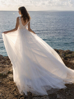 Romantisches Brautkleid in A-Linie mit feiner 3D-Blumenspitze und tiefem V-Ausschnitt