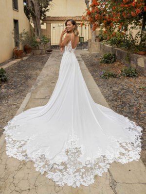 Brautkleid in A-Linie mit floralem Spitzenoberteil, Spaghettiträgern und fließendem Chiffonrock mit bestickter Schleppe