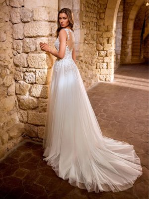 Elegantes A-Linien-Brautkleid mit hochgeschlossenem Illusion-Ausschnitt, kunstvoller Tattoo-Spitze am Mieder und fließendem Tüllrock