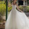 Emily - A-Linie mit geradem Ausschnitt , floraler Spitze und weitem Tüllrock. Klassisches A-Linien-Brautkleid mit eckigem Ausschnitt (Square Neck), Korsagen-Oberteil aus floraler Spitze und weitem Tüllrock.