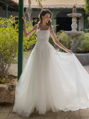 Kleidergalerie Klassisches A-Linien-Brautkleid mit eckigem Ausschnitt (Square Neck), Korsagen-Oberteil aus floraler Spitze und weitem Tüllrock.