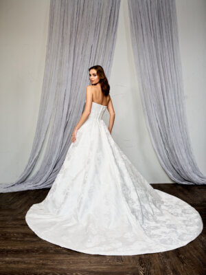 Brautkleid Ballrobe aus floralem Jacquard, trägerlos mit Herz-Ausschnitt und weitem Rock mit Taschen.