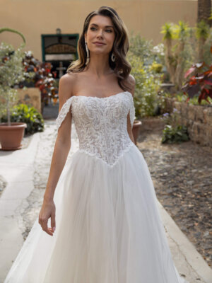 Prinzessinnen-Brautkleid mit Basque-Waist-Taille, Carmen-Trägern und floraler Korsage