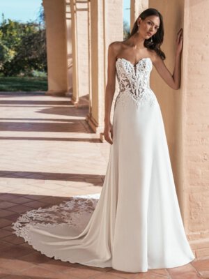 Ballkleid-Brautkleid in Ivory mit ausgeprägter Basque-Waist-Taille, trägerlosem Herzausschnitt und floralen Spitzenapplikationen auf dem Tüllrock. Brautmode in Cuxhaven nahe Oldenburg und Bremen.