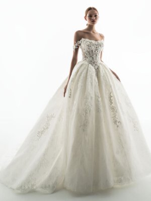 Opulentes Prinzessin-Brautkleid in Ivory mit tief sitzender Basque-Waist-Korsage, floraler Spitze und einem ausladenden Ballkleid-Rock. Exklusive Brautmode in Cuxhaven für Kundinnen aus Hamburg.