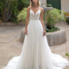 Brautkleid in A-Linie mit tiefem V-Ausschnitt, besticktem Oberteil und weit schwingendem Rock aus Soft-Tüll.