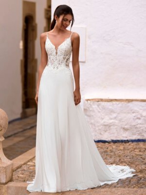 Fließendes Brautkleid aus Chiffon mit schmalen Spaghettiträgern, tiefem V-Ausschnitt und einer seitlich transparenten Spitzencorsage