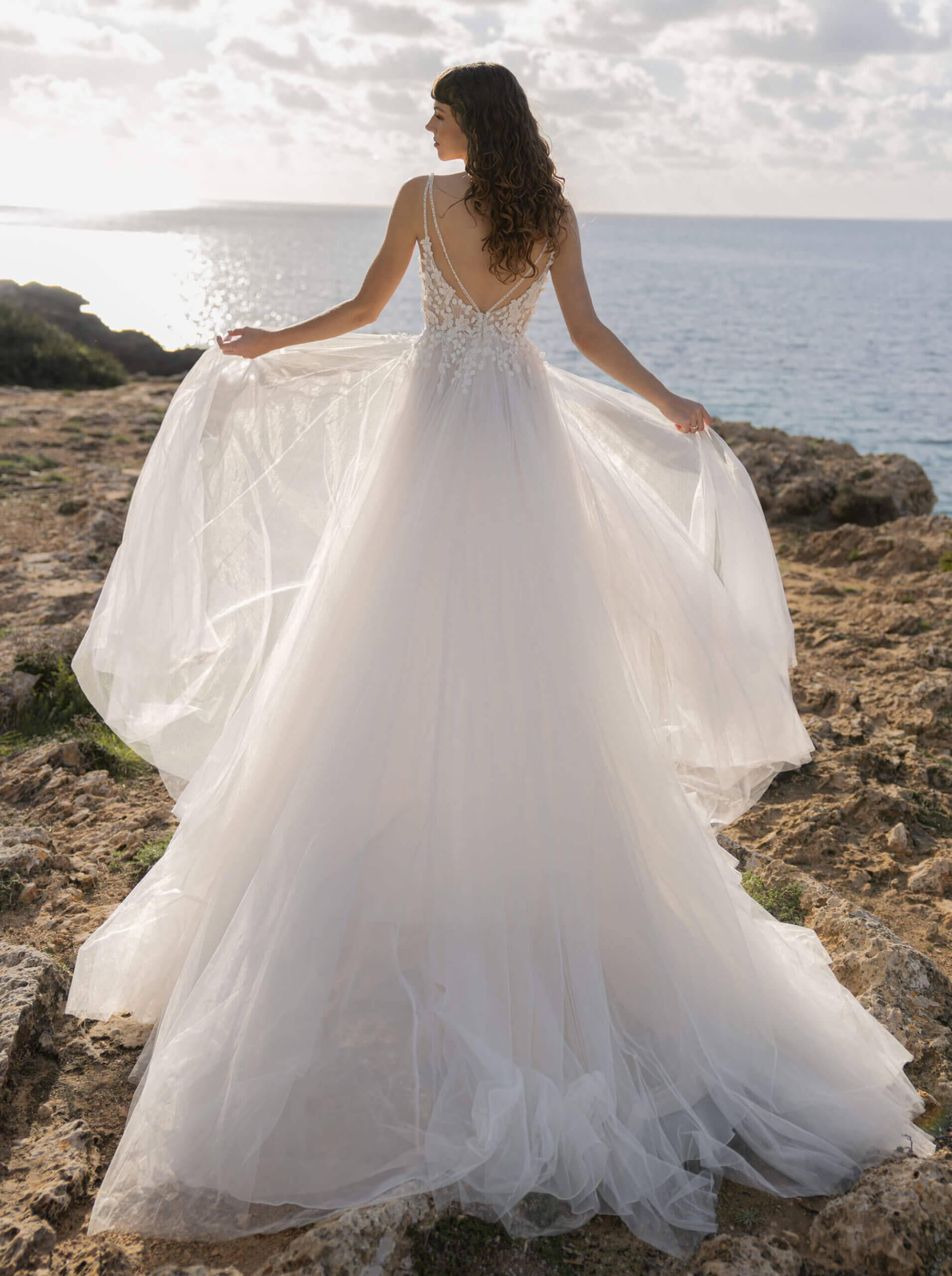 Modernes A-Linien Brautkleid mit Beinschlitz, floraler 3D-Spitze und Spaghettiträgern in Cuxhaven.
