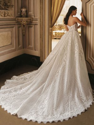 Trägerloses Meerjungfrau-Brautkleid mit halbtransparenter Korsage, floraler Glitzerspitze und einem abnehmbaren, voluminösen Überrock mit Schleppe