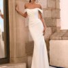 Enna - Clean Chic Brautkleid mit drapierten Carmen-Trägern Schlichtes, figurbetontes Fit-and-Flare-Brautkleid aus mattem Satin in Ivory, mit drapiertem Korsagen-Oberteil und tief sitzenden Carmen-Trägern. Brautmode in Cuxhaven für Kundinnen aus Hamburg, Stade und Bremen.