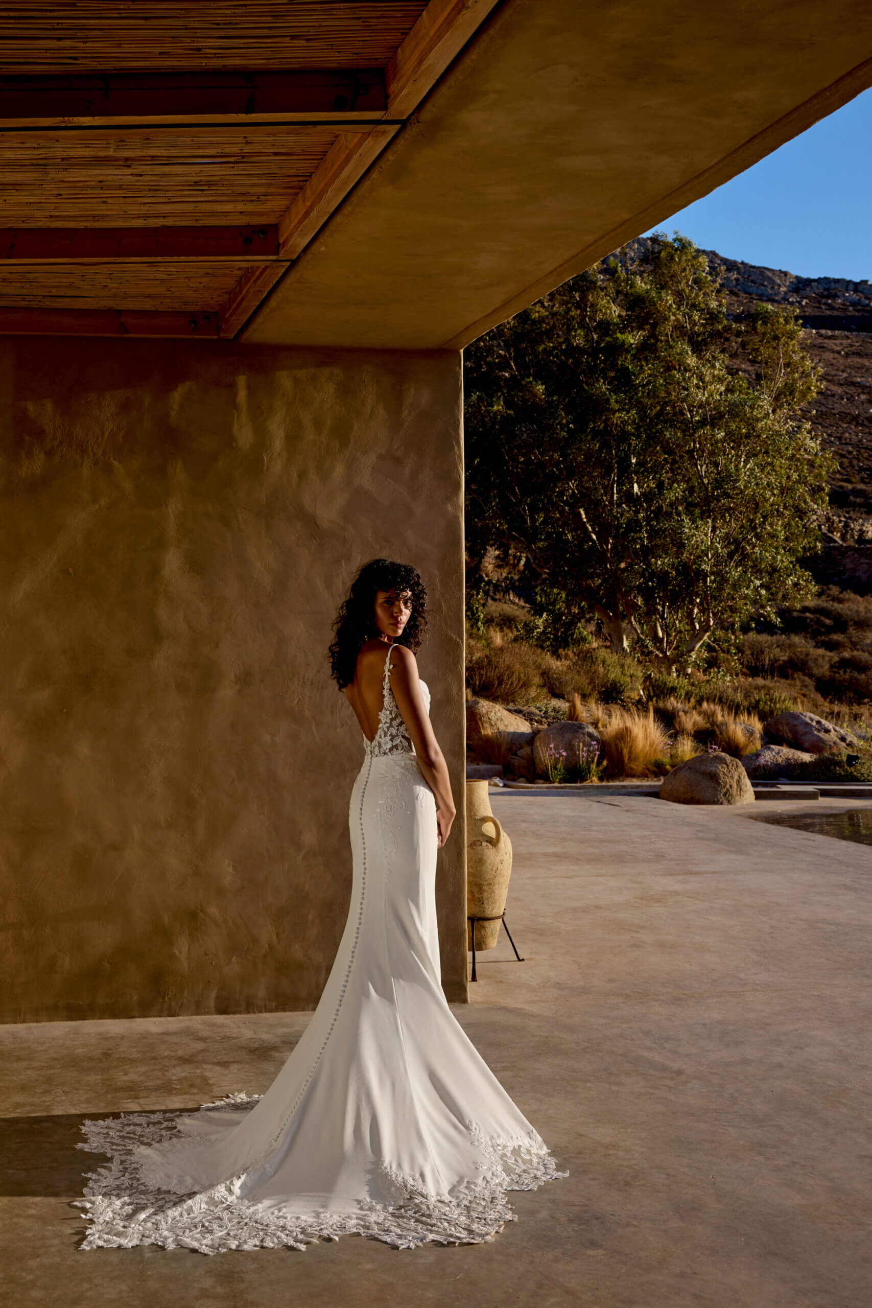 Fit-and-Flare Brautkleid schlicht mit tiefem Spitzenrücken und langer Schleppe.