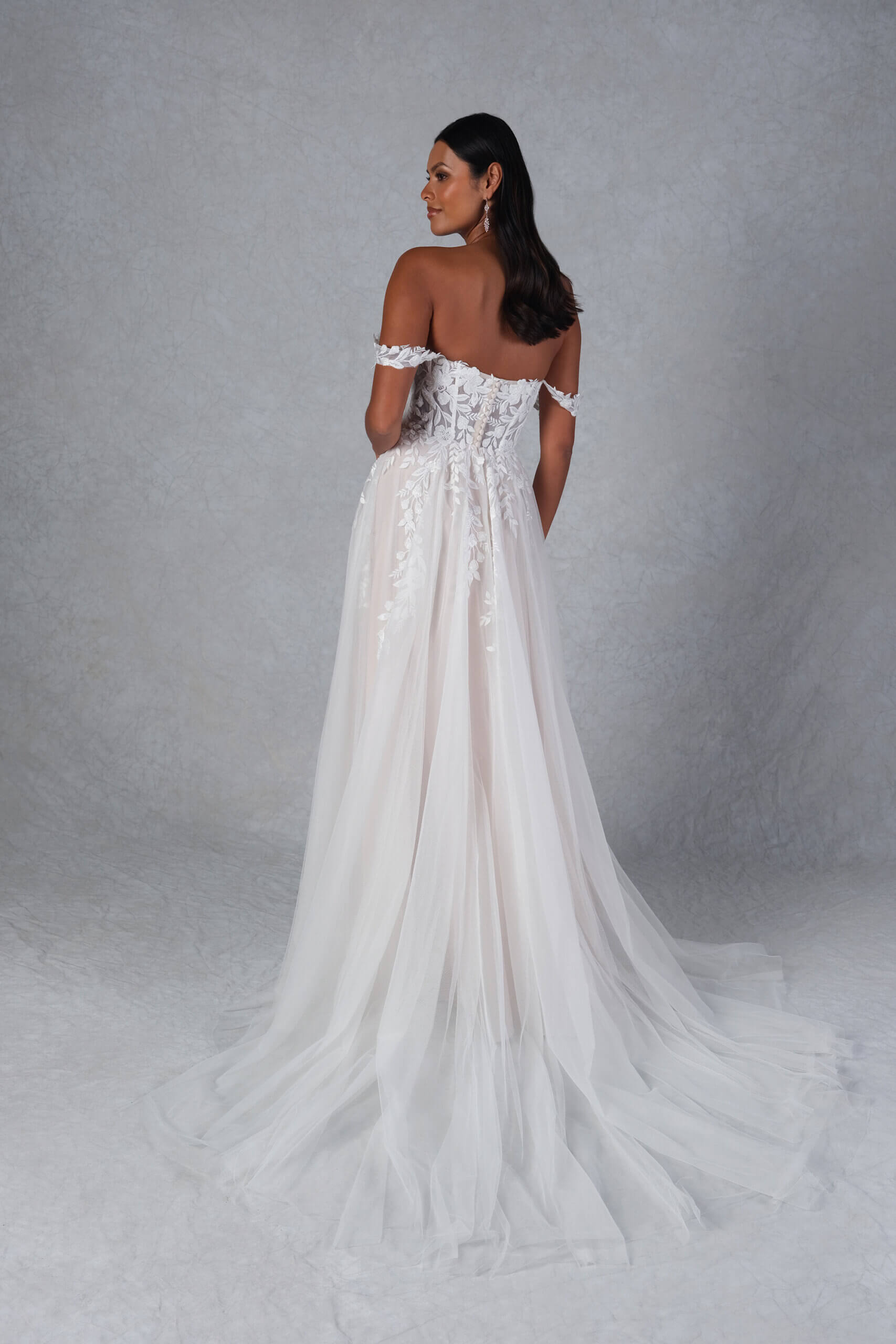 Brautkleid A-Linie mit Spitzenkorsage, hohen Beinschlitz und abnehmbaren Carmen-Trägern