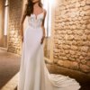 Schmal geschnittenes Brautkleid mit tiefem V-Ausschnitt, ornamental bestickter Spitzencorsage und fließendem Chiffonrock mit Cut-Out-Schleppe