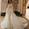 Trägerloses Meerjungfrau-Brautkleid mit halbtransparenter Korsage, floraler Glitzerspitze und einem abnehmbaren, voluminösen Überrock mit Schleppe