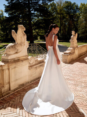 cleanes Brautkleid hochgeschlossen und glattem Rock