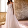 Trägerloses A-Linien-Brautkleid mit geradem Ausschnitt, strukturierter Ornament-Spitze am Mieder und weitem Tüllrock mit Schleppe