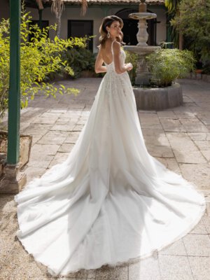 Klassisches A-Linien-Brautkleid mit eckigem Ausschnitt (Square Neck), Korsagen-Oberteil aus floraler Spitze und weitem Tüllrock.
