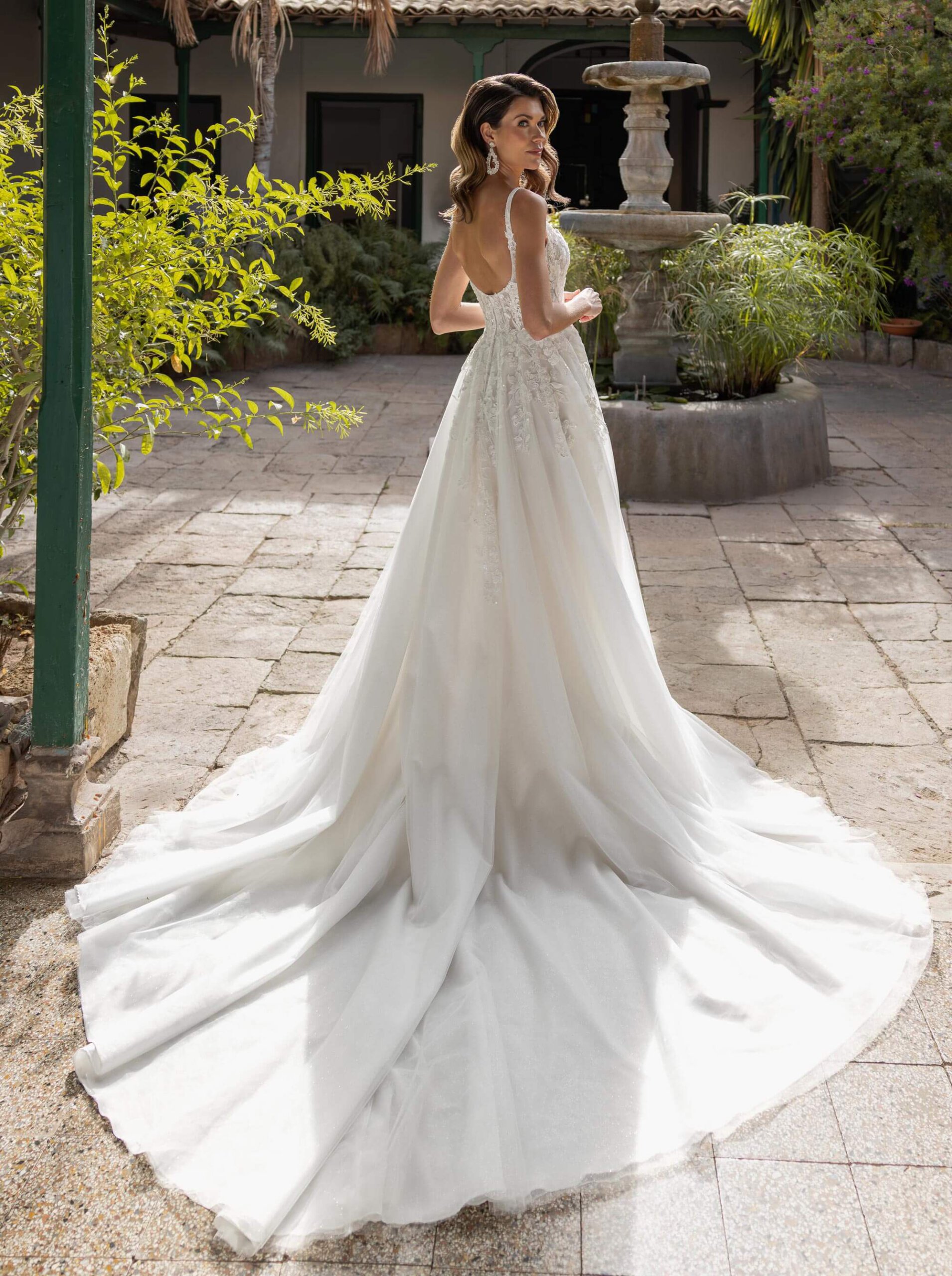 Klassisches A-Linien-Brautkleid mit eckigem Ausschnitt (Square Neck), Korsagen-Oberteil aus floraler Spitze und weitem Tüllrock.