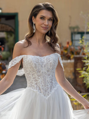 Prinzessinnen-Brautkleid mit Basque-Waist-Taille, Carmen-Trägern und floraler Korsage