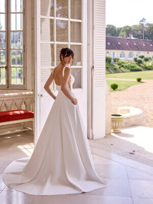 Brautkleid Mara mit Schleppe und tiefem Rücken
