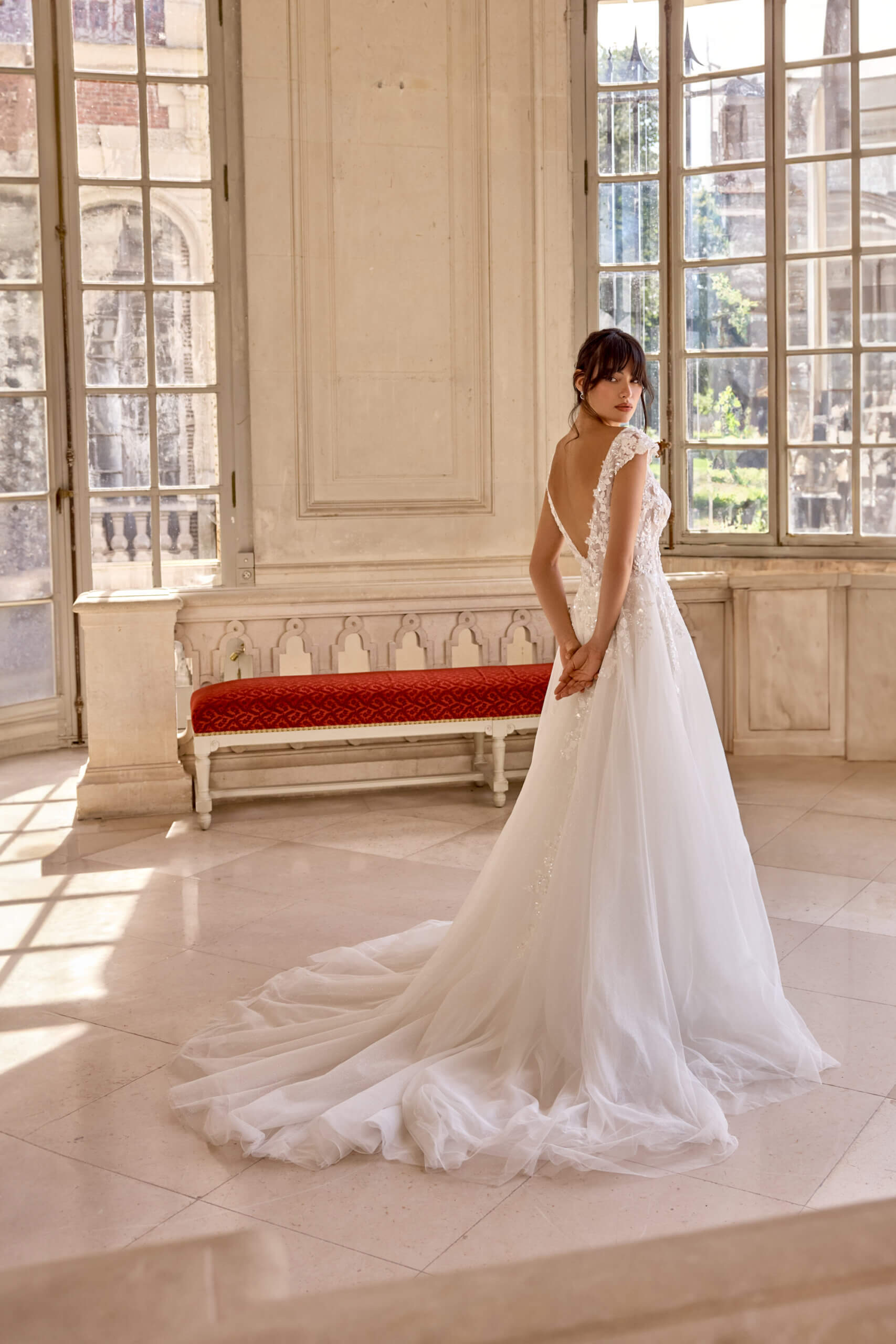 Brautkleid A-Linie mit Kappenärmeln, floraler Spitze und V-Ausschnitt