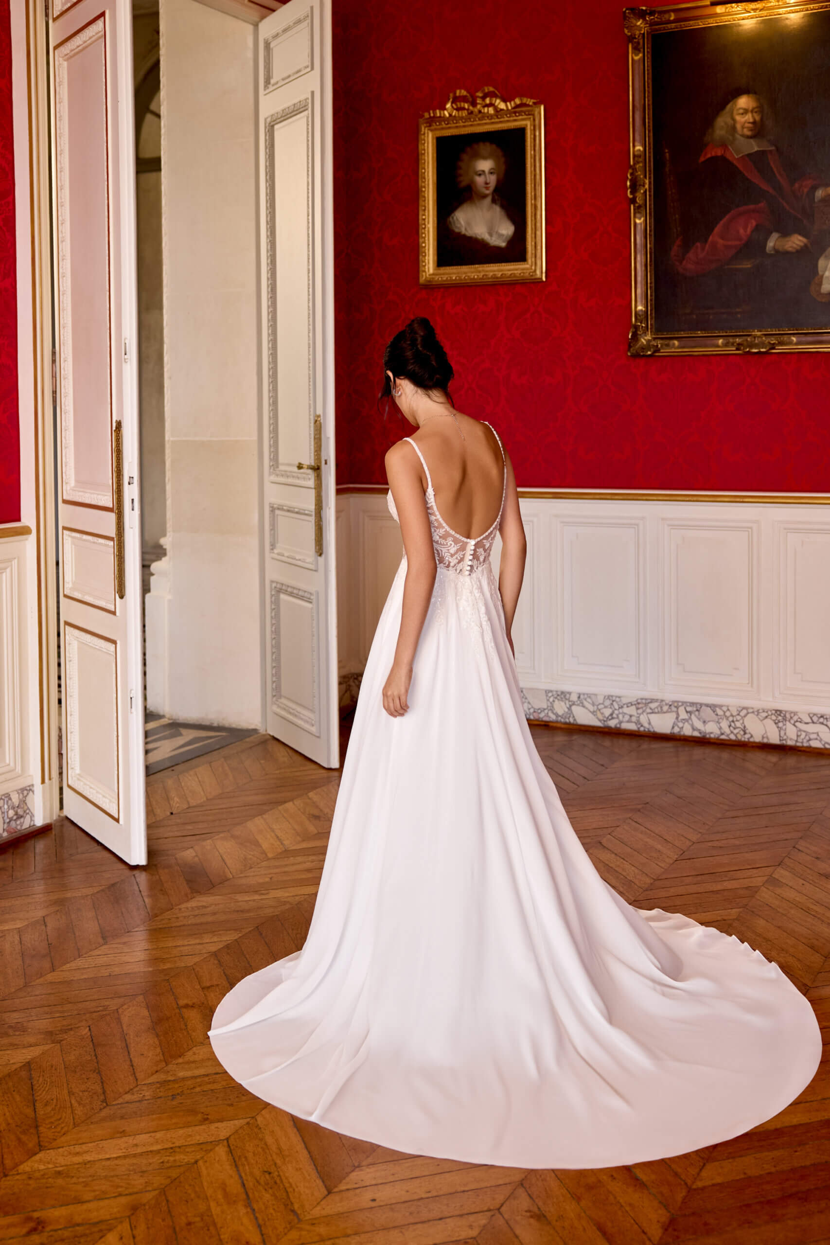 Lia fließendes Brautkleid mit Spaghettiträgern und Spitze