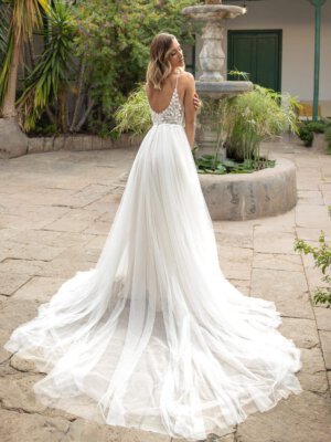 Brautkleid in A-Linie mit tiefem V-Ausschnitt, besticktem Oberteil und weit schwingendem Rock aus Soft-Tüll.