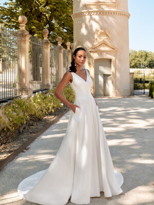 schlichtes Brautkleid A-Linie mit V-Ausschnitt und Taschen