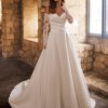Elegantes A-Linien-Brautkleid aus matt glänzendem Satin oder Mikado, mit drapierter Basque-Waist-Korsage und abnehmbaren langen Ärmeln aus Spitze