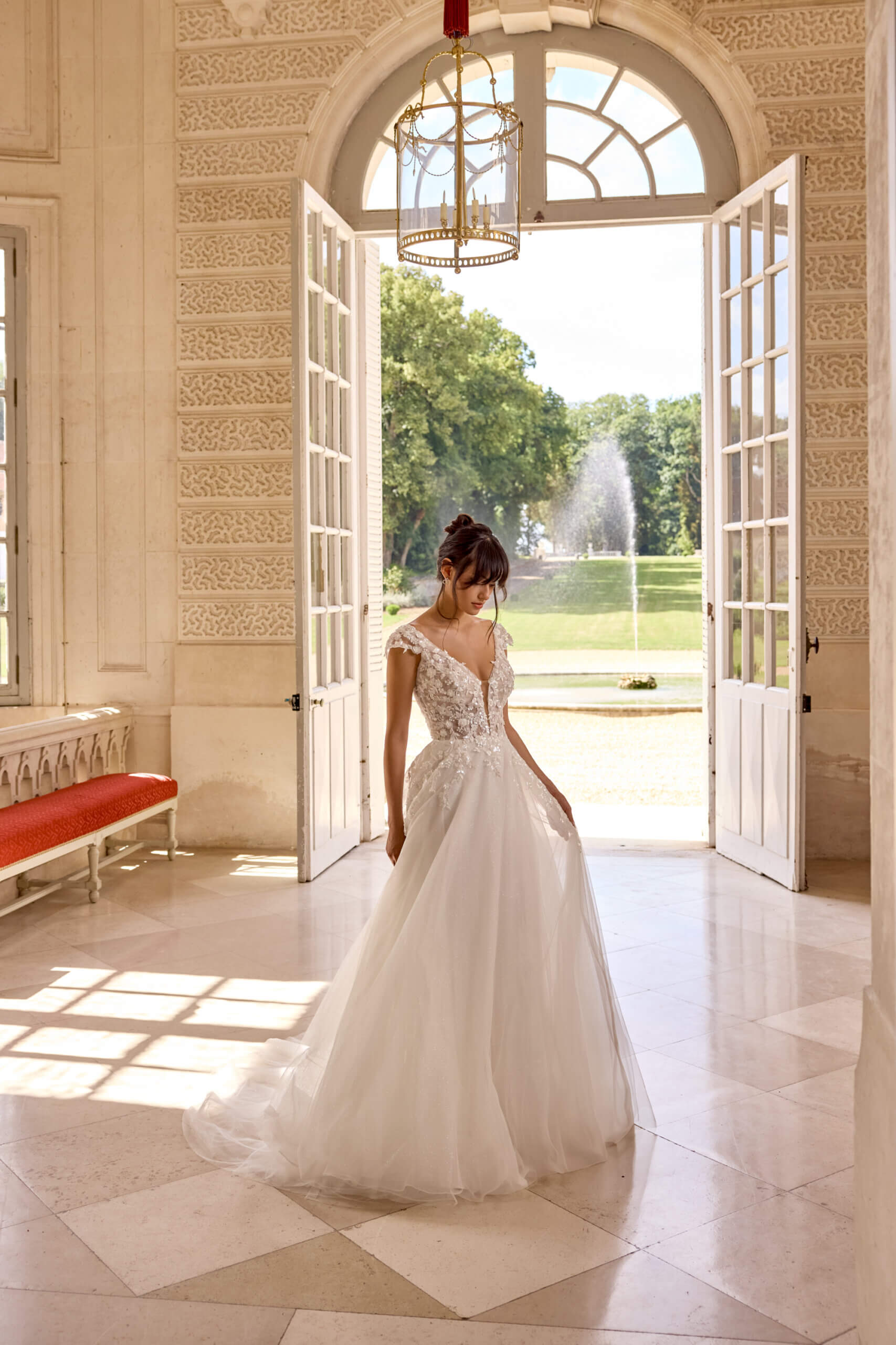 Brautkleid A-Linie mit Kappenärmeln, floraler Spitze und V-Ausschnitt